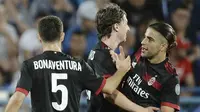 Para pemain AC Milan merayakan gol yang dicetak Ricardo Rodriguez, ke gawang Craiova pada laga kualifikasi Liga Europa di Stadion Municipal, Rumania, Kamis (27/7/2017). Craiova kalah 0-1 dari AC Milan. (AP/Alexandru Dobre)