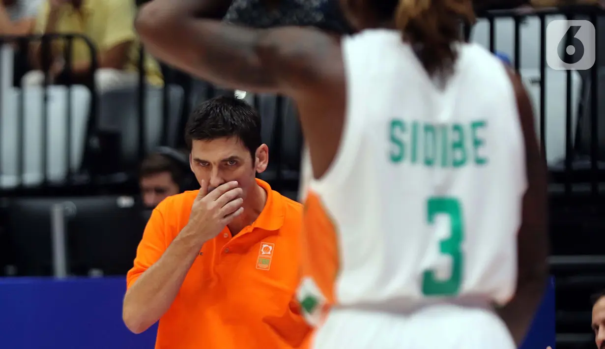 Pelatih timnas basket Pantai Gading, Dejan Prokic saat melawan Brasil pada penyisihan Grup G FIBA World Cup 2023 di Indonesia Arena, Gelora Bung Karno, Jakarta, Rabu (30/8/2023). (Liputan6.com/Helmi Fithriansyah)