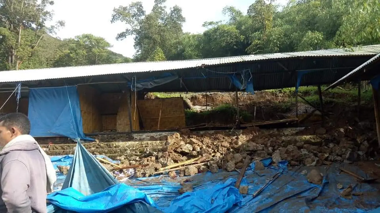 Tembok Pemandian Air Panas Roboh