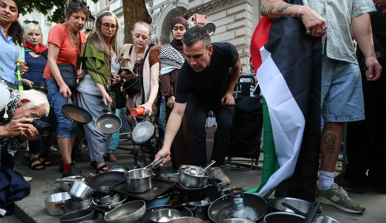 Aksi simbolik ini muncul di tengah situasi kelaparan yang makin mengkhawatirkan di Gaza. (Rhianna Chadwick/AFP)