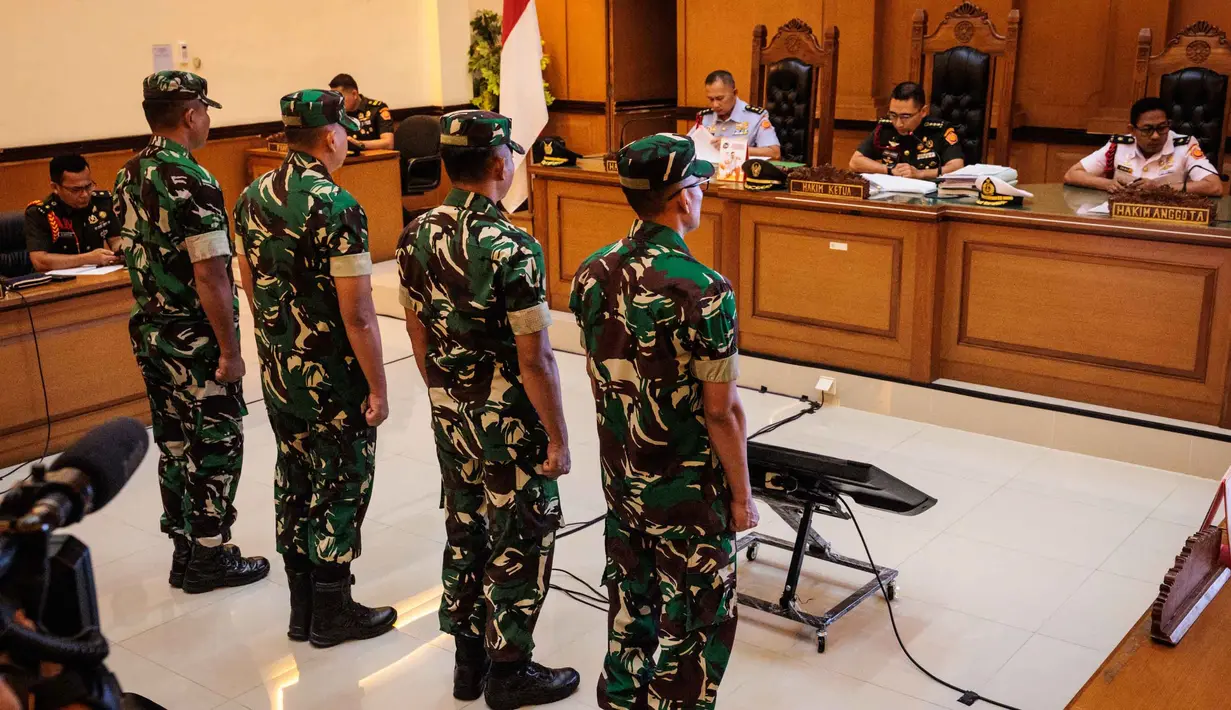 Empat personel Tentara Nasional Indonesia (TNI) yang dituduh menyiram air keras ke seorang aktivis Hak Asasi Manusia (HAM) saat menghadiri sidang pembacaan putusan di Pengadilan Militer II-08, Jakarta pada Rabu 10 Juni 2026. (Yasuyoshi Chiba/AFP)