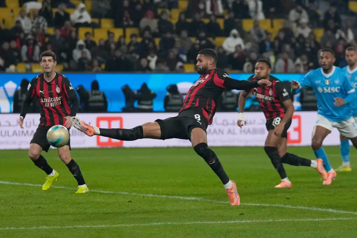Aksi Ruben Loftus-Cheek di laga Napoli vs AC Milan di semifinal Supercoppa Italiana di Al-Awwal Park, Riyadh, Arab Saudi, Jumat (19/12/2025). (AP Photo/Altaf Qadri)