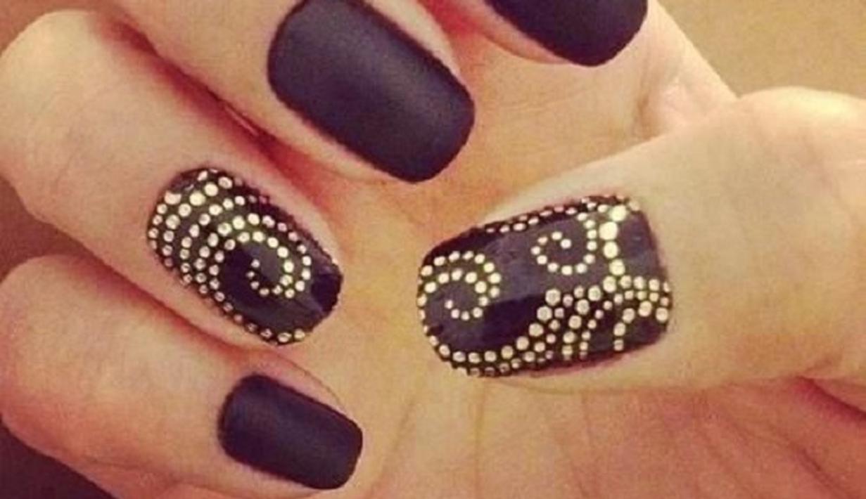 Tampil Cetar Dengan Nail Art Black and Gold Super Elegan Photo