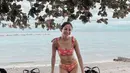 Bersiap diving, Kirana Larasati tampil mengenakan lovely pink nude bikini.