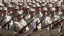 Atraksi baris-berbaris tentara dalam parade militer memperingati HUT ke-70 Korea Utara di Pyongyang, Korea Utara, Minggu (9/9). (AP Photo/Ng Han Guan)