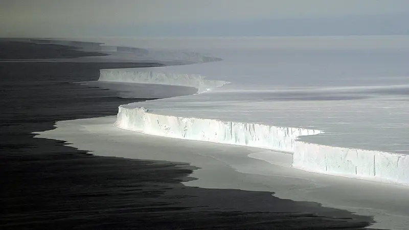 Gunung Es di Antarktika