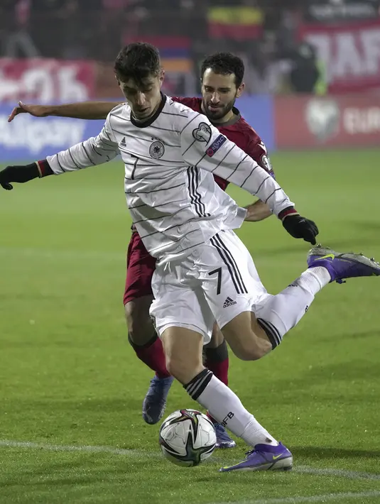 Pemain Jerman Kai Havertz beraksi saat melawan Armenia pada pertandingan sepak bola Kualifikasi Grup J Piala Dunia 2022 di Stadion Vazgen Sargsyan, Yerevan, Armenia, 14 November 2021. Jerman menang 4-1. (AP Photo/Pavel Golovkin)
