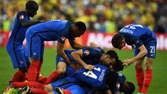 Pemain Prancis merayakan gol yang dicetak Dimitri Payet, pada laga Grup A Piala Eropa 2016 melawan Rumania di Stadion Stade de France, Prancis, Jumat (10/6/2016) atau Sabtu dini hari WIB. Prancis menang 2-1 atas Rumania. (AFP/Franck Fife)