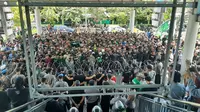 Ratusan Bonek melakukan demo karena terpuruknya performa Persebaya Surabaya di BRI Liga 1 2023/2024, Minggu (29/10/2023). (Bola.com/Aditya Wany)