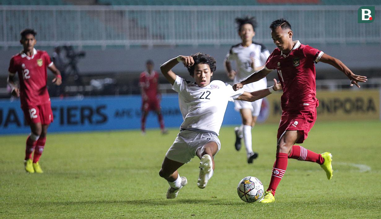 <p>Pemain Timnas Indonesia U-17, M Riski Afrisal (kanan)&nbsp;berusaha melewati hadangan pemain Timnas Guam U-17 dalam&nbsp;pertandingan Grup B Kualifikasi Piala Asia U-17 2023 yang berlangsung di Stadion Pakansari, Bogor, Senin (3/10/2022). (Bola.com/Bagaskara Lazuardi)</p>