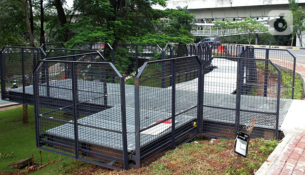 Fasilitas pejalan kaki di kawasan Taman Semanggi, Jakarta, Kamis (13/10/2022). Usai diresmikan Gubernur DKI Jakarta Anies Baswedan pada acara soft launching 12 Oktober 2022 kemarin, penataan ulang kawasan Taman Semanggi dilanjutkan karena realisasi pengerjaan baru mencapai 73,37 persen. (Liputan6.com/Johan Tallo)