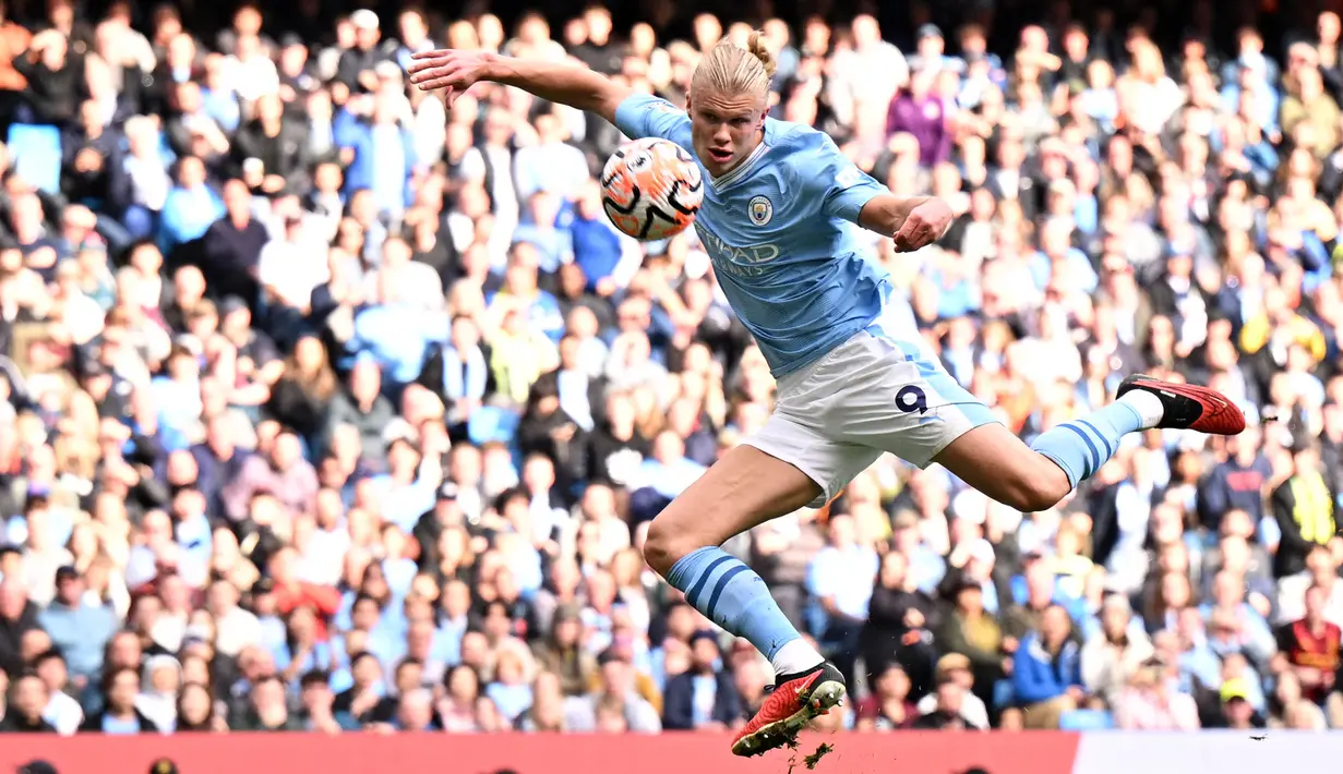 Haaland berarti akan membela Manchester City hingga tahun 2034. Hal itu menobatkan Haaland sebagai pemain dengan durasi kontrak terpanjang di Liga Inggris. (AFP/Darren Staples)