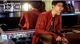 Walaupun termasuk member muda di grupnya, Bae Jinyoung tetap mampu tampil dewasa dan keren saat berganti gaya rambut menjadi hitam. Pesonanya tentu sudah tak diragukan lagi dalam album UNDIVIDED. (Liputan6.com/Instagram/@wannaone.official)