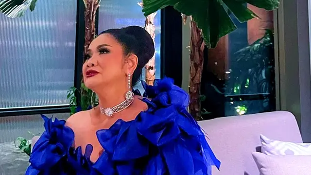 Vina Panduwinata Tampak Menawan dengan Gaun Berwarna Biru