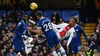 Bek Chelsea, Cesar Azpilicueta terluka saat ditendang oleh penyerang Southampton, Sekou Mara yang mencoba tendangan salto selama pertandingan lanjutan Liga Inggris di Stamford Bridge di London (18/2/2023). Dipertandingan ini, Chelsea takluk atas Southampton dengan skor 1-0. (AFP/Glyn Kirk)