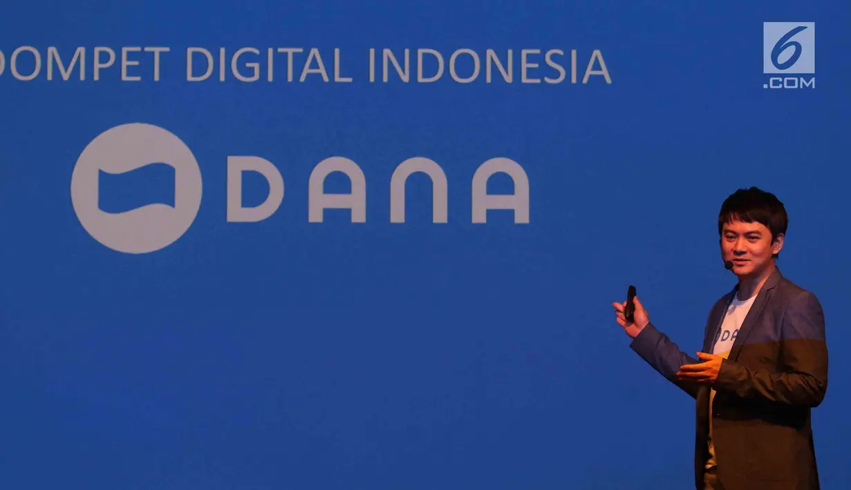 CEO Dana, Vincent Iswara memberi penjelasan tentang DANA di Jakarta, Rabu(21/3). Layanan ini membuat masyarakat Indonesia berdaya saing dengan kemampuan transaksi nontunai yang transparan, aman, dan efisien. (Liputan6.com/Angga Yuniar)