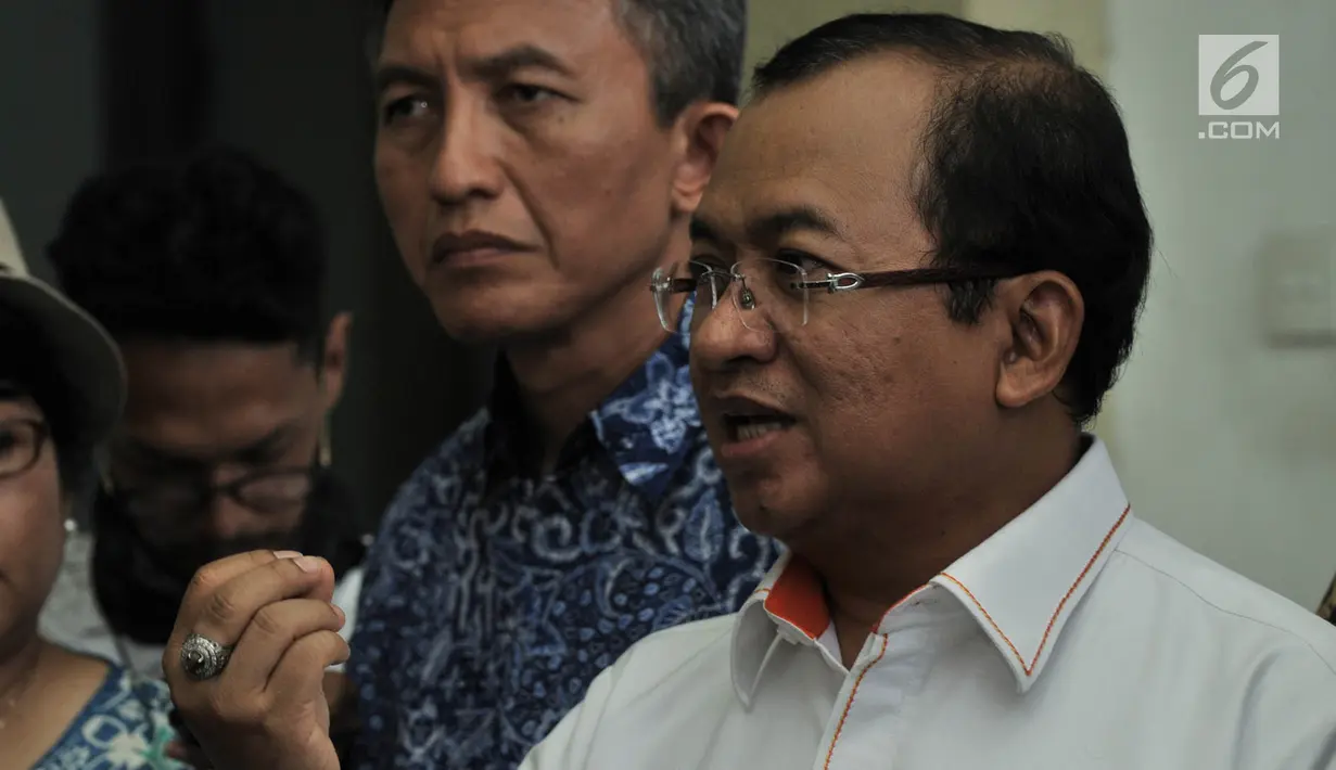 Sekjen Partai Berkarya Priyo Budi Santoso memberi keterangan usai melakukan pertemuan tertutup dengan komisioner KPU, Jakarta, Rabu (17/10). Pertemuan membahas tentang kondisi jumlah DPT pada Pemilu 2019 yang masih janggal. (Merdeka.com/Iqbal S Nugroho)