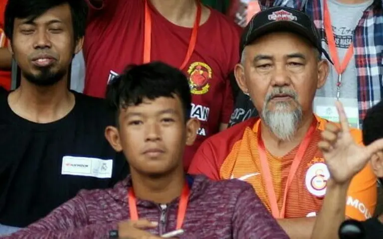 Legenda PSM Makassar, Syamsuddin Umar (kanan), tetap memberikan perhatian kepada tim Juku Eja. (Bola.com/Abdi Satria)
