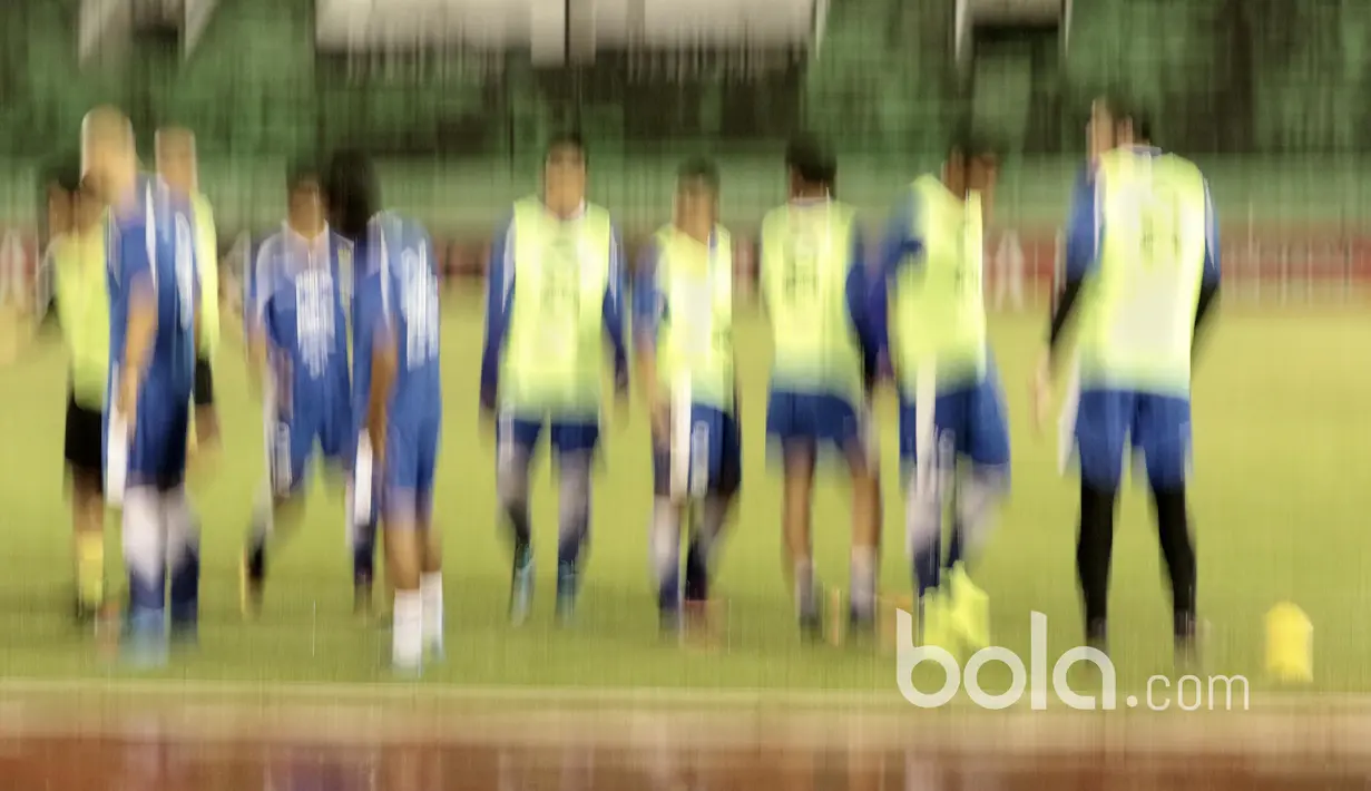 Para pemain Persib Bandung tengah mempersiapkan diri melawan Mitra Kukar pada babak 8 besar Piala Presiden 2017 di Stadion Manahan, Solo, Jumat (24/2/2017). (Bola.com/Nicklas Hanoatubun)