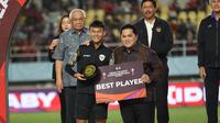 Winger Timnas Indonesia U-16, Muhammad Zahaby Gholy bersama Ketua PSSI, Erick Thohir di Stadion Manahan, Solo, Rabu (3/7/2024). (Bola.com/Abdul Aziz)