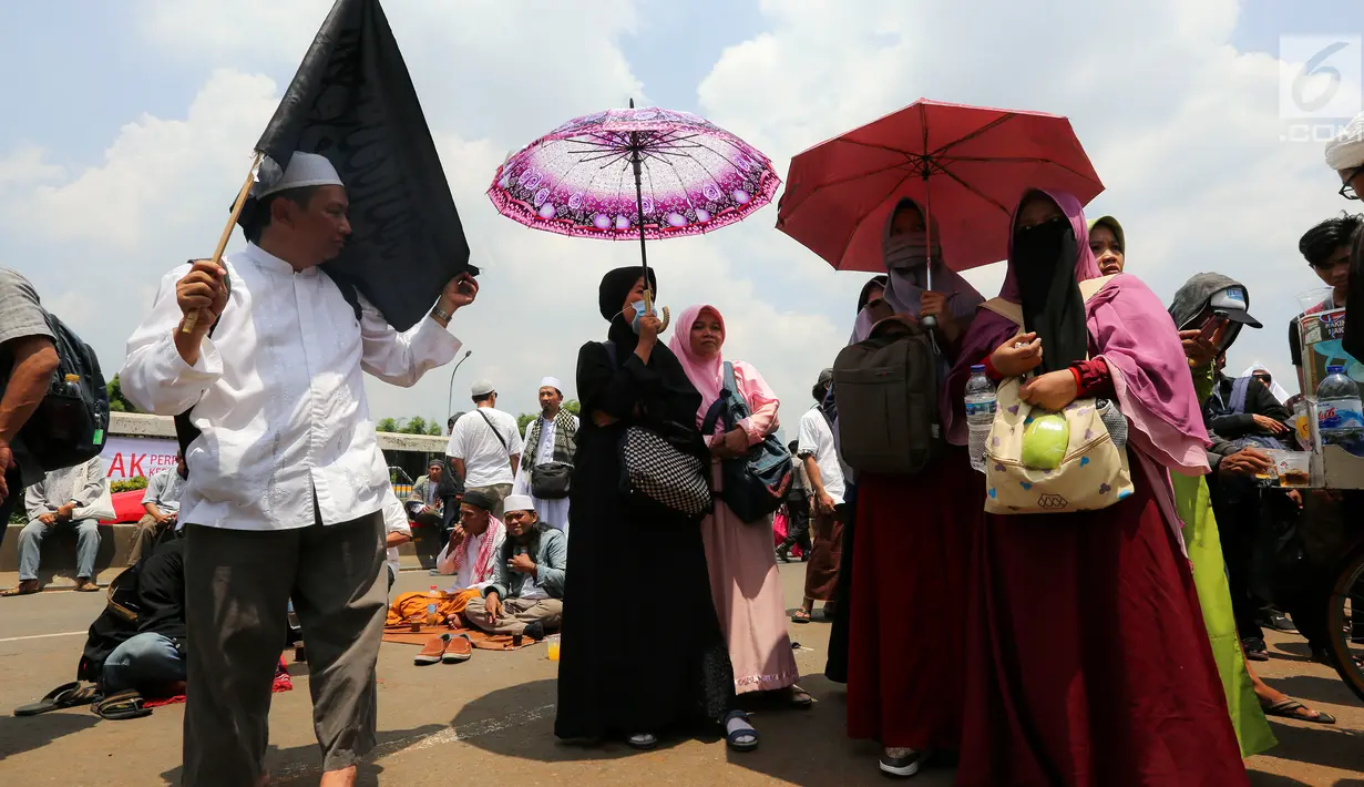 Sejumlah orang dari ormas Islam menggelar aksi unjuk rasa di depan Gedung DPR, Jalan Gatot Subroto, Jakarta, Selasa (24/10). Aksi tolak Perppu No 2 tahun 2017 tentang Ormas tersebut digalang oleh sejumlah ormas. (Liputan6.com/JohanTallo)