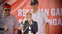 Istri calon presiden nomor urut 3 Ganjar Pranowo, Siti Atikoh Suprianti hadir dalam acara konsolidasi dan kampanye simpatik Tim Pemenangan Daerah (TPD) di kantor DPC PDI Perjuangan Kabupaten Nganjuk, Jawa Timur, Minggu (28/1/2024). (Foto: Dokumentasi PDIP).