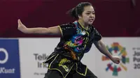 Atlet wushu Indonesia, Juwita Niza, beraksi pada Asian Games di JIExpo, Jakarta, Minggu, (19/8/2018). (Bola.com/Vitalis Yogi Trisna)