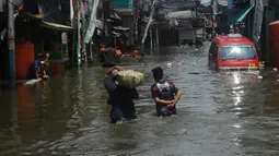 Dalam beberapa hari terakhir, kawasan pesisir Jakarta Utara seperti Muara Angke dan Muara Baru terkena musibah banjir rob. (merdeka.com/Arie Basuki)