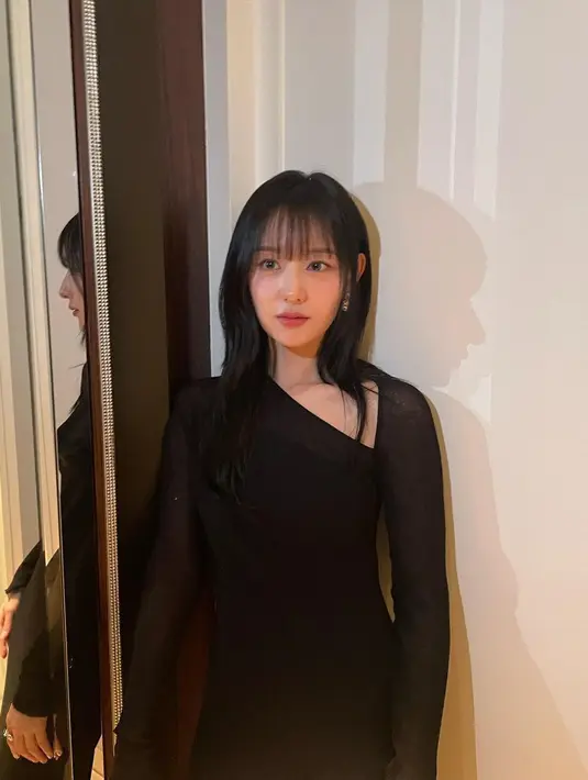Ia nampak mengenakan midi dress asimetris hitam dari Dior dengan lengan see through. [@geewonii]