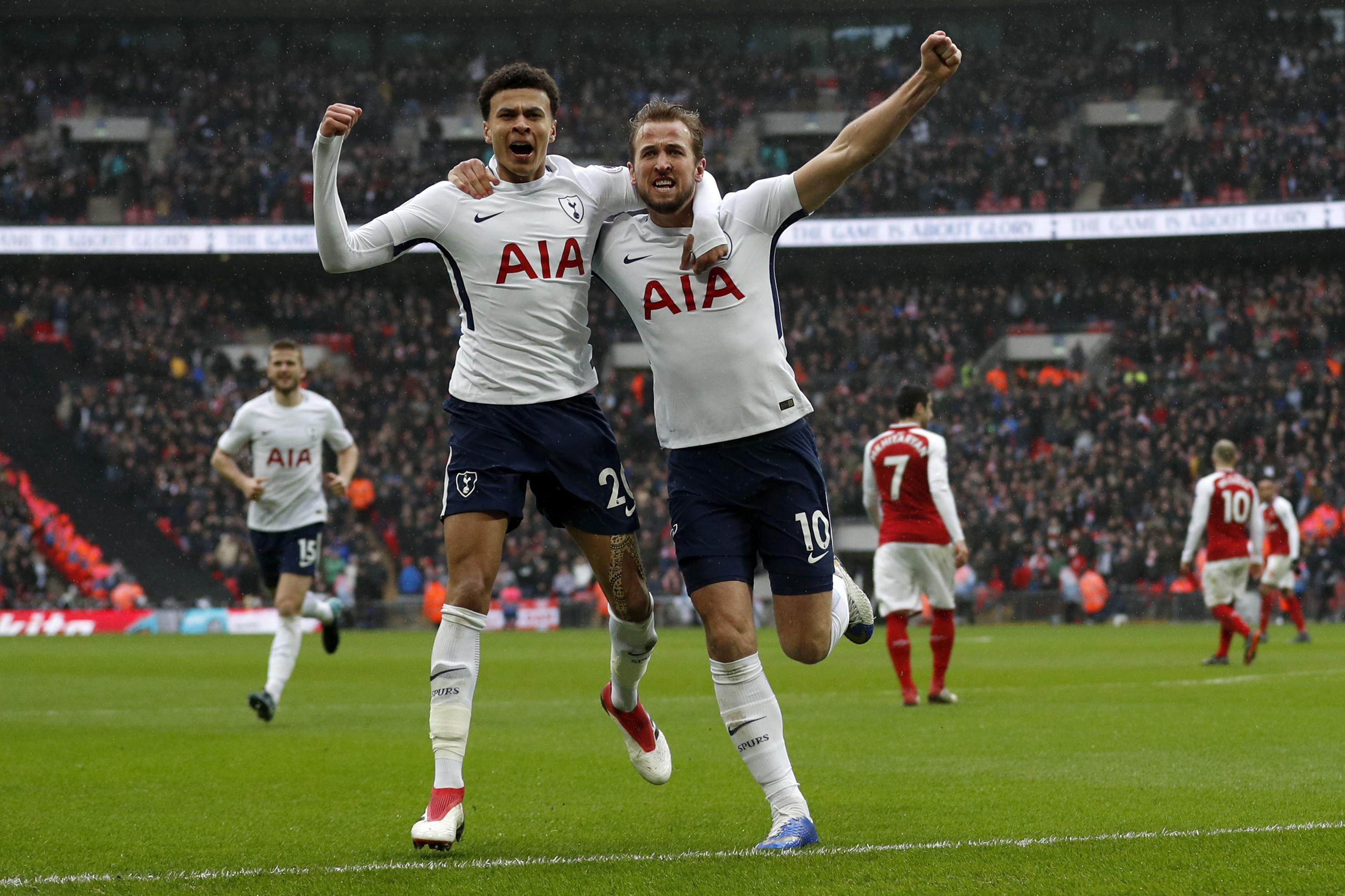 Penyerang Tottenham Harry Kane (kanan) dan Dele Alli merayakan gol ke gawang Arsenal pada laga Liga Inggris di Wembley, Sabtu (10/2/2018). (AFP/Adrian Dennis)