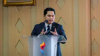 Erick Thohir menyampaikan pidato pertamanya setelah menjadi Menpora Republik Indonesia di kantor Kemenpora, Jakarta, Kamis (18/9/2025). (Bola.com/Bagaskara Lazuardi)