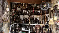 Aneka barang antik dan unik dijual di kios-kios yang terletak di Jalan Surabaya, Menteng, Jakarta, Minggu (10/9). Beragam barang antik mulai dari peralatan elektronik hingga pajangan rumah tangga mudah dijumpai di sini. (Liputan6.com/Gempur M. Surya)