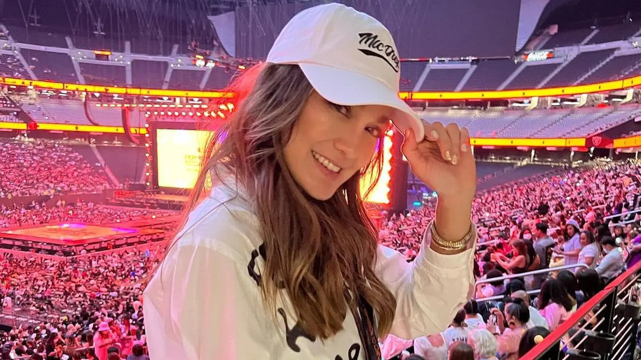 6 Potret Luna Maya Nonton Konser BTS di Las Vegas, Seru Banget