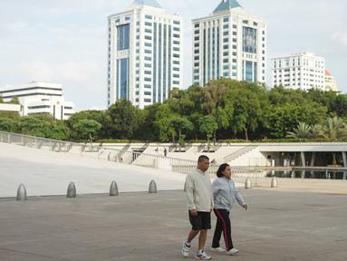 Warga beraktivitas di sekitar Taman Lapangan Banteng, Jakarta, Kamis (20/2/2020). Adanya revitalisasi kawasan Monas menyebabkan sebagian warga lebih memilih Lapangan Banteng sebagai tempat menghabiskan waktu untuk berolahraga serta berekreasi. (Liputan6.com/Immanuel Antonius)