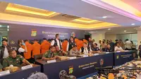 Pusat Polisi Militer TNI AD bersama Ditreskrimum Polda Metro Jaya mengungkap peredaran senjata api ilegal yang menggunakan dokumen palsu mengatasnamakan Puspomad. (Merdeka.com/Rahmat B)