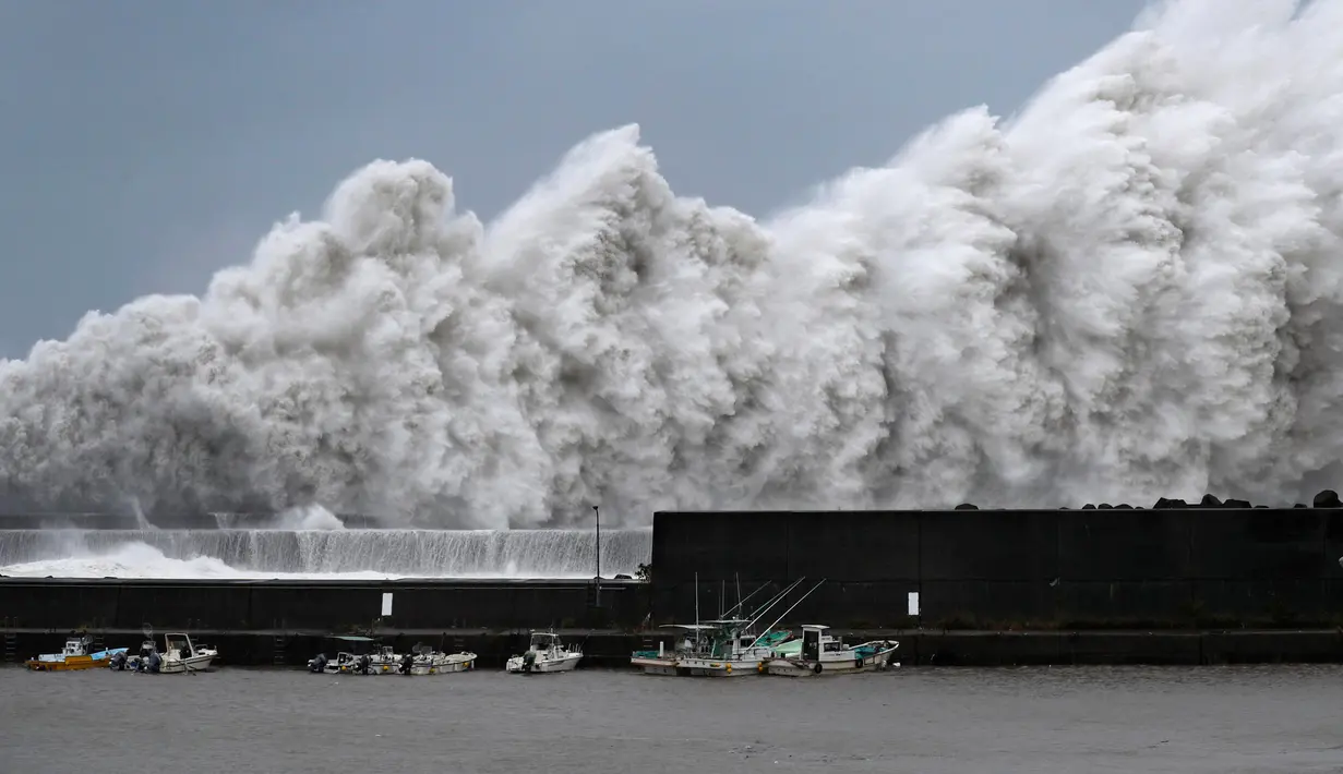 Gelombang tinggi menghantam pemecah gelombang di pelabuhan Aki, Prefektur Kochi, Jepang, (4/9). Topan Jebi berkecepatan 162 kilometer per jam mulai menghantam wilayah bagian barat Jepang. (AP Photo/Ichiro Banno)