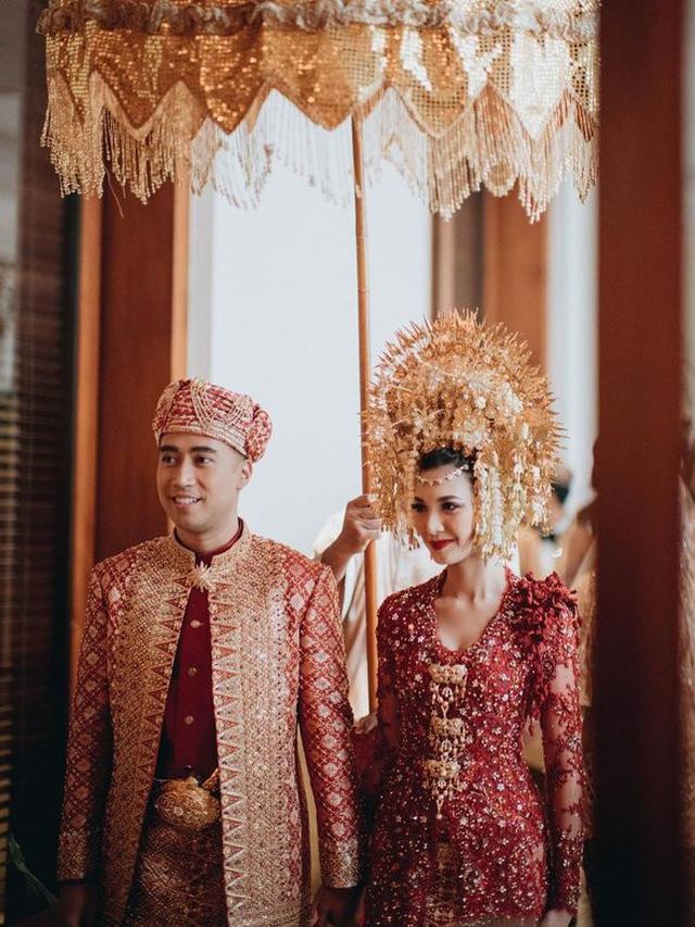 6 Potret Resepsi Vidi Aldiano dan Sheila Dara Pakai Adat Minang, Serba Merah