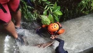 Evakuasi bule wanita korban banjir di Badung. (Antara)