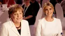 Putri Presiden Amerika Serikat Donald Trump, Ivanka Trump (kanan) bersama Kanselir Jerman Angela Merkel saat menghadiri acara makan malam di Berlin, Jerman (25/4). (AP Photo/Michael Sohn, pool)