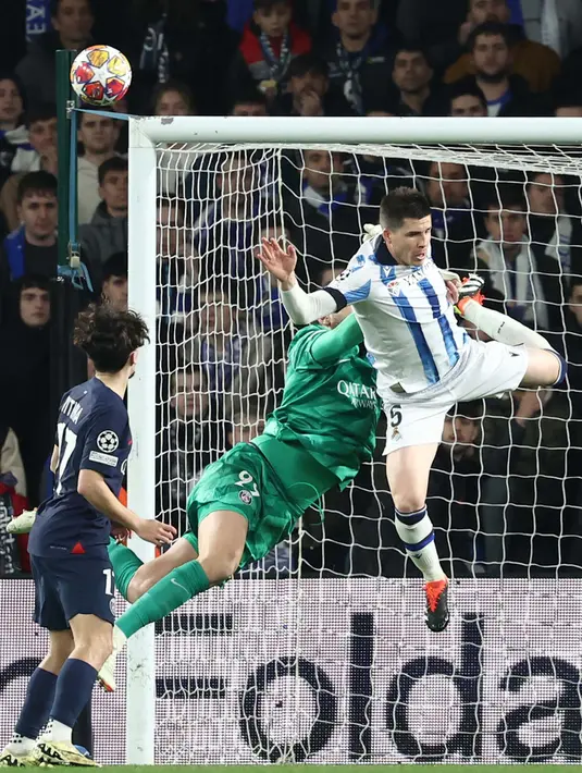 Real Sociedad baru bisa memperkecil ketinggalan di menit ke-89 lewat gol Mikel Merino. (FRANCK FIFE/AFP)