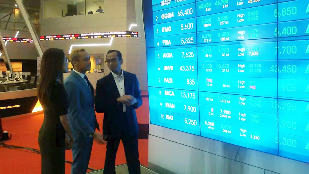  Giring Nidji membuka perdagangan saham di Bursa Efek Indonesia (BEI) pada Selasa (23/2/2016).