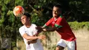 Pemain seleksi Timnas Indonesia U-19 berebut bola dengan pemain PON DKI Jaya saat laga uji coba kedua di NYTC Sawangan, Sabtu (6/8/2016). Pemain seleksi Timnas U-19 takluk dari PON DKI Jaya 0-1. (Liputan6.com/Helmi Fithriansyah)