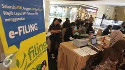 Masyarakat melakukan pendaftaran aktivasi pajak online di salah satu pusat perbelanjaan di Jakarta, Jumat (11/3). Realiasasi penerimaan pajak Januari-Februari 2016 baru mencapai Rp122,4 triliun. (Liputan6.com/Angga Yuniar)