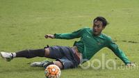 Pemain Timnas Indonesia U-22, Hansamu Yama, berusaha menahan bola saat latihan di Lapangan SPH Karawaci, Banten, Rabu (10/5/2017). (Bola.com/Vitalis Yogi Trisna)