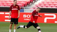 Phil Jones Takut Dipukul Rooney, Kenapa Ya?