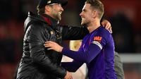 Jurgen Klopp dan Jordan Henderson. (AFP/Glyn Kirk)