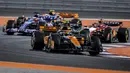 Pembalap McLaren, Oscar Piastri memacu mobilnya saat ajang balap Formula 1 GP Qatar 2023 yang berlangsung di Sirkuit Lusail, Qatar, Minggu (08/10/2023) malam WIB. Piastri berhasil finis kedua setelah Max Verstappen. (AFP/Karim Jaafar)