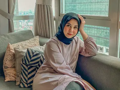 Kini dalam berbagai kesempatan, Kesha Ratuliu pun mantap mengenakan hijab. Penggunaan hijabnya pun juga sangat kekinian dimana gaya seperti ini memang sedang menjadi trend di kalangan wanita muda. (Liputan6.com/IG/@kesharatuliu05)