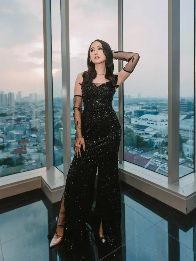 Laura Moane tampil glamor (Instagram/its_lauramoane2)