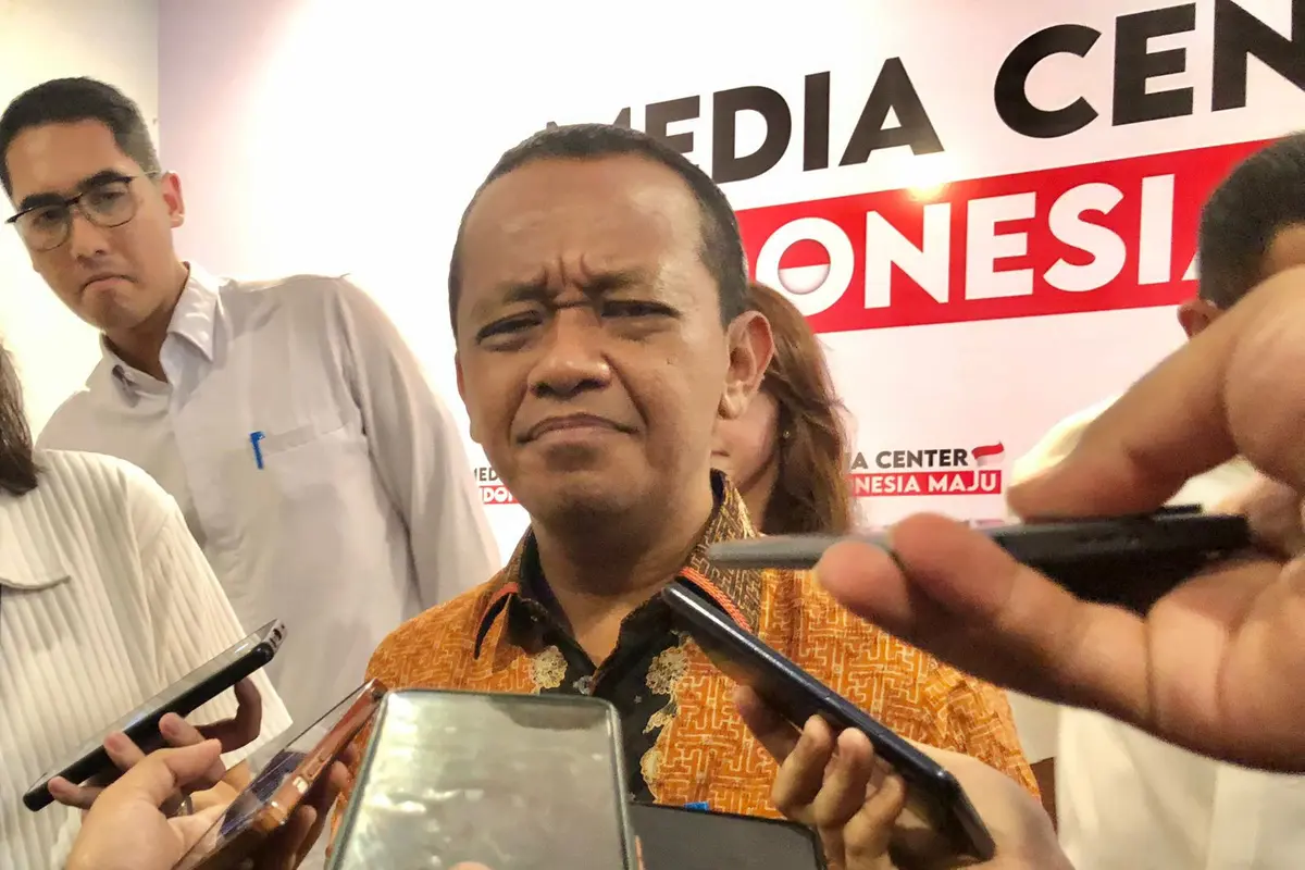 Menteri Investasi/Kepala BKPM Bahlil Lahadalia di Media Center Pro Pemerintah di Jalan Diponegoro No 15A, Menteng, Jakarta Pusat, Senin (4/12/2023). Bahlil mengungkapkan mengenai rencana pembukaan kembali TikTok Shop. (Tira/Liputan6.com)
